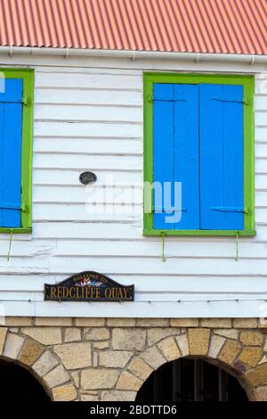 Blaue Fensterläden im historischen Redcliffe Quay District, St. John's, Antigua Island, Antigua & Barbuda, Karibik Stockfoto