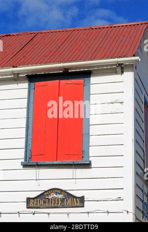 Rote Fensterläden im historischen Redcliffe Quay District, St. John's, Antigua Island, Antigua & Barbuda, Karibik Stockfoto