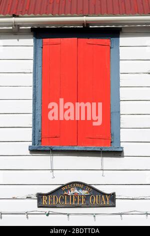 Rote Fensterläden im historischen Redcliffe Quay District, St. John's, Antigua Island, Antigua & Barbuda, Karibik Stockfoto