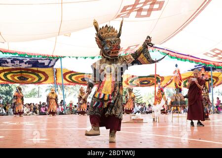 Cham-Tanz, der von tibetischen Mönchen während des Losar (Tibetisches Neujahr) in Gurupura tibetische Siedlung, Karnataka, Südindien, aufgeführt wird. Stockfoto