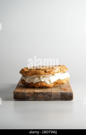 Chocolate Chip Cookie Vanilla Ice Cream Sandwich Stockfoto