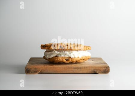 Chocolate Chip Cookie Vanilla Ice Cream Sandwich Stockfoto