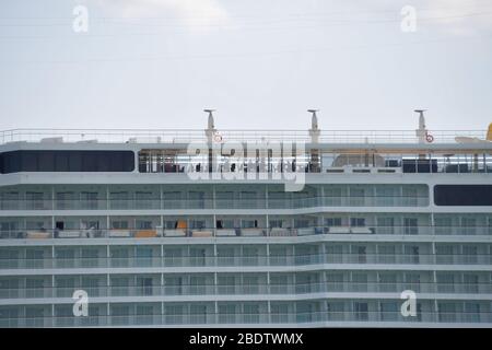 MIAMI BEACH, FL – APRIL 09: COVID-19: Als das Kreuzfahrtschiff Norwegian Epic am Hafen von Miami angedockt sitzt, sagte die US-Küstenwache, dass über 100 Kreuzfahrtschiffe und 90,000 Besatzungsmitglieder immer noch auf See in oder in der Nähe von US-Häfen und Gewässern stecken bleiben, während der Coronavirus-Ausbruch am 09. April 2020 in Miami Beach, Florida Menschen: Norwegische Epic Credit: Storms Media Group/Alamy Live News Stockfoto