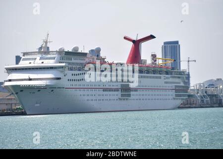 MIAMI BEACH, FL – APRIL 09: COVID-19: Als das Kreuzfahrtschiff Coral Sensation sitzt im Hafen von Miami angedockt die US-Küstenwache sagte, über 100 Kreuzfahrtschiffe und 90,000 Besatzungsmitglieder sind immer noch auf See in oder in der Nähe von US-Häfen und Gewässern inmitten Coronavirus Ausbruch am 09. April 2020 in Miami Beach, Florida Menschen: Coral Sensation Credit: Storms Media Group/Alamy Live News Stockfoto