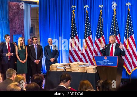 New York, USA, 11. Januar 2017 - der designierte US-Präsident Donald Trump spricht auf einer Pressekonferenz, die von (L-R) angeschaut wird: Seinem Sohn Eric, Tochter Ivanka, Allen Weiss Stockfoto