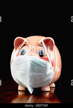 Sparschwein trägt N95 Gesichtsmaske zum Schutz von COVID-19 mit Platz für Ihren Typ. Stockfoto