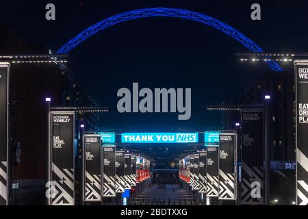 London, Großbritannien. April 2020. Das Wembley Stadium ist blau beleuchtet, um die Bemühungen der NHS (National Health Service)-Arbeiter zu ehren, die am 9. April 2020 im Nordwesten Londons gegen den Ausbruch des Coronavirus kämpfen. Kredit: Ray Tang/Xinhua/Alamy Live News Stockfoto