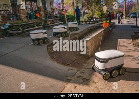 9. April 2020: Ein Roboter von Starship Technologies kehrt zurück zum Broad Branch Market, nachdem er am Donnerstag, 9. April 2020, den Bewohnern von Washington, DC Lebensmittel geliefert hat. Broad Branch Market hat sein Geschäft aufgrund von COVID 19 geschlossen und arbeitet mit Telefon-in-Bestellungen, Kauf von kleinen Artikeln am Fenster und mit Starship Technologies für robotische Lieferungen von Lebensmitteln in die Nachbarschaft. Foto von Ken Cedeno Quelle: Ken Cedeno/ZUMA Wire/Alamy Live News Stockfoto