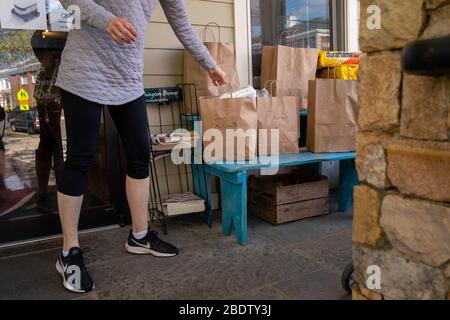 9. April 2020: Ein Kunde holt sie am Donnerstag, 9. April 2020, im Broad Branch Market in Washington, DC ab. Broad Branch Market hat sein Geschäft aufgrund von COVID 19 geschlossen und arbeitet mit Telefon-in-Bestellungen, Kauf von kleinen Artikeln am Fenster und mit Starship Technologies für robotische Lieferungen von Lebensmitteln in die Nachbarschaft. Foto von Ken Cedeno Quelle: Ken Cedeno/ZUMA Wire/Alamy Live News Stockfoto