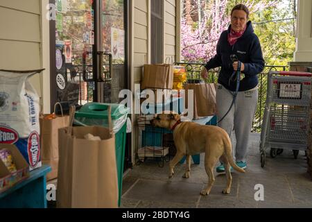 9. April 2020: Ein Kunde nimmt seine Bestellung am Donnerstag, 9. April 2020, von der Veranda des Broad Branch Market in Washington, DC ab. Broad Branch Market hat sein Geschäft aufgrund von COVID 19 geschlossen und arbeitet mit Telefon-in-Bestellungen, Kauf von kleinen Artikeln am Fenster und mit Starship Technologies für robotische Lieferungen von Lebensmitteln in die Nachbarschaft. Foto von Ken Cedeno Quelle: Ken Cedeno/ZUMA Wire/Alamy Live News Stockfoto