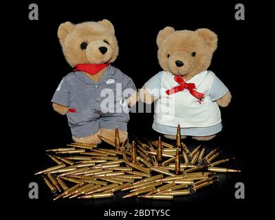 Seien Sie vorbereitet -308 Munition Lagerstapel Teddybären mit Ammo! Stockfoto