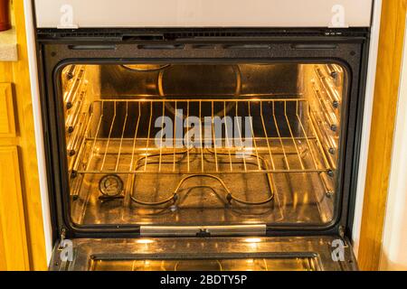 Im Inneren eine Konvektion Spulen Elektro-Backofen mit voller Energie, Heizung, Ofen Lichter und Kochen Regal. Stockfoto