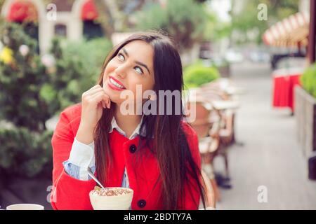 Tagträumen. Nahaufnahme Porträt charmant lächelnd fröhlich junge Frau nach oben denken an etwas schönes, Café im Freien Hintergrund. P Stockfoto