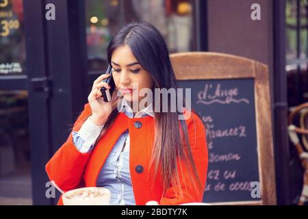 Telefongespräch. Frau glücklich. Porträt schön lächelnd toothy Mädchen Student sprechen auf Zelle mobilen Café Hintergrund multikulturelle Mischung Rennen arabisch Stockfoto