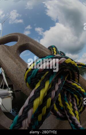 Nahaufnahme von nautischen Seil für Boote an Bootsanlegestelle oder Treppen der Leiter an Dock im Ferienhaus im Sommer an sonnigen Tag Spaß am Haus befestigt verwendet Stockfoto