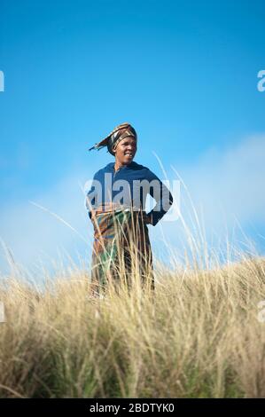 Lächelnde Frau mit Grasteppich, Pondoland, Eastern Cape, Transkei, Südafrika Stockfoto
