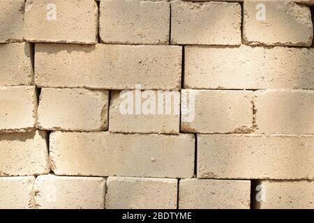 Betonzement Block Steine in Stapel für den Wandbau. Schmutzige Alte Textur Stockfoto