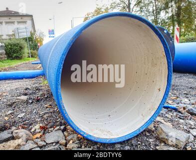 HDPE Wasserrohr, großer Durchmesser, vorbereitet für den Einsatz unter Stadtpflaster. Stockfoto