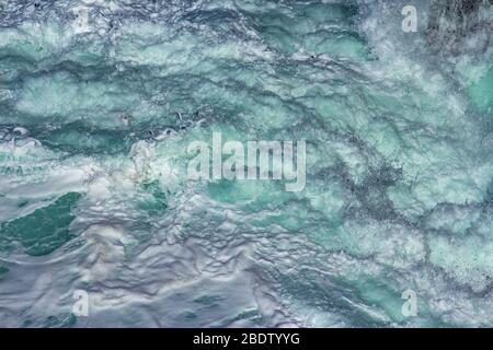 Aquatische Hintergrund der Meeresbrandung Wellen plätschern Nahaufnahme mit klarem, blauem Wasser und weißer Schaum Stockfoto