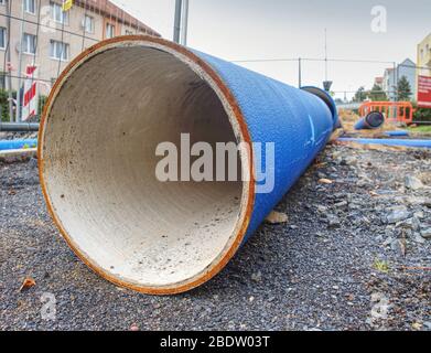 HDPE Wasserrohr, großer Durchmesser, vorbereitet für den Einsatz unter Stadtpflaster. Stockfoto