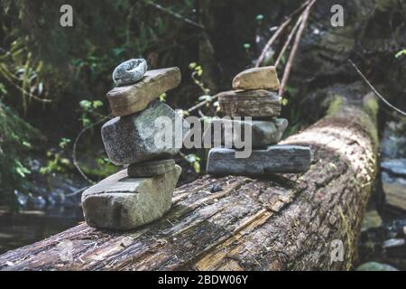 Inuksuk ist eine Figur aus aufgestapelten Steinen, die gebaut wurden, um mit Menschen in der gesamten Arktis zu kommunizieren. Stockfoto