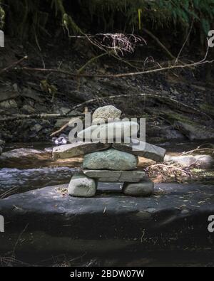 Inuksuk ist eine Figur aus aufgestapelten Steinen, die gebaut wurden, um mit Menschen in der gesamten Arktis zu kommunizieren. Stockfoto