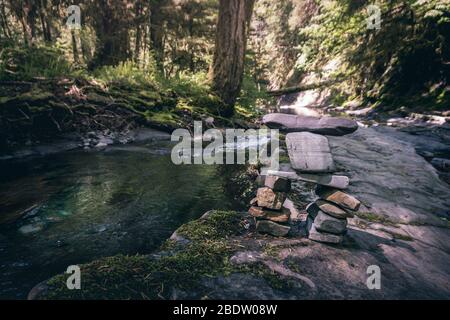 Inuksuk ist eine Figur aus aufgestapelten Steinen, die gebaut wurden, um mit Menschen in der gesamten Arktis zu kommunizieren. Stockfoto