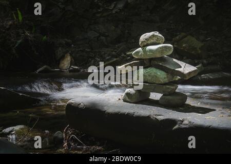 Inuksuk ist eine Figur aus aufgestapelten Steinen, die gebaut wurden, um mit Menschen in der gesamten Arktis zu kommunizieren. Stockfoto