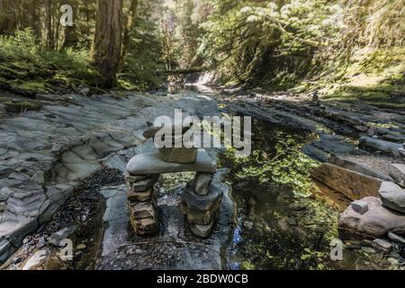 Inuksuk ist eine Figur aus aufgestapelten Steinen, die gebaut wurden, um mit Menschen in der gesamten Arktis zu kommunizieren. Stockfoto