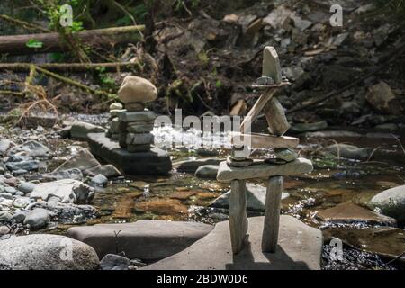 Inuksuk ist eine Figur aus aufgestapelten Steinen, die gebaut wurden, um mit Menschen in der gesamten Arktis zu kommunizieren. Stockfoto