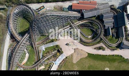 Cleebronn, Deutschland. April 2020. Die hölzerne Achterbahn 'Mammut' im leeren Freizeitpark Tripsdrill. Während der osterferien ist der Park eigentlich sehr gut besucht. Um die Ausbreitung des Coronavirus zu verlangsamen, sind auch Vergnügungsparks geschlossen. (Aufnahme mit einer Drohne) Quelle: Sebastian Gollnow/dpa/Alamy Live News Stockfoto