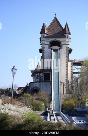 Cleebronn, Deutschland. April 2020. Die Achterbahn 'G'sengte Sau' im leeren Vergnügungspark. Während der osterferien ist der Park eigentlich sehr gut besucht. Um die Ausbreitung des Coronavirus zu verlangsamen, sind auch Vergnügungsparks geschlossen. Quelle: Sebastian Gollnow/dpa/Alamy Live News Stockfoto