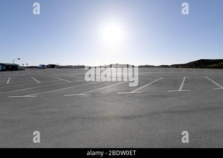 Rantum, Deutschland. April 2020. Der Parkplatz an der Sansibar ist komplett leer (dpa 'IT's a Disaster' - EIN Besuch auf dem abgelegenen Sylt) Quelle: Carsten Rehder/dpa/Alamy Live News Stockfoto