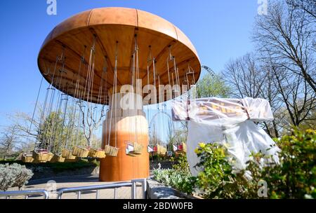 Cleebronn, Deutschland. April 2020. Das Kettenkarussell 'Wirbelpilz' steht im leeren Freizeitpark Tripsdrill. Während der osterferien ist der Park eigentlich sehr gut besucht. Um die Ausbreitung des Coronavirus zu verlangsamen, sind auch Vergnügungsparks geschlossen. Quelle: Sebastian Gollnow/dpa/Alamy Live News Stockfoto