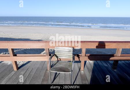 Rantum, Deutschland. April 2020. Ein leerer Stuhl steht an der Sansibar.(zu dpa 'IT's a Disaster' - EIN Besuch auf dem isolierten Sylt) Quelle: Carsten Rehder/dpa/Alamy Live News Stockfoto