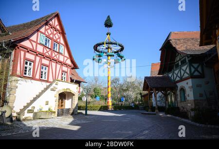 Cleebronn, Deutschland. April 2020. Plane bedecken die Gondeln der Attraktion 'Maypole' im Freizeitpark Tripsdrill. Während der Osterferien ist der Park eigentlich sehr gut besucht. Um die Ausbreitung des Corona-Virus zu verlangsamen, sind auch Vergnügungsparks geschlossen. Quelle: Sebastian Gollnow/dpa/Alamy Live News Stockfoto