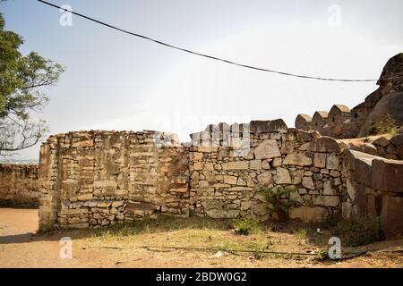 Alte verlassene Fort Rock Steinwand für Hintergrund schmutzige alte klassische Wand Muster Stock-Foto Stockfoto