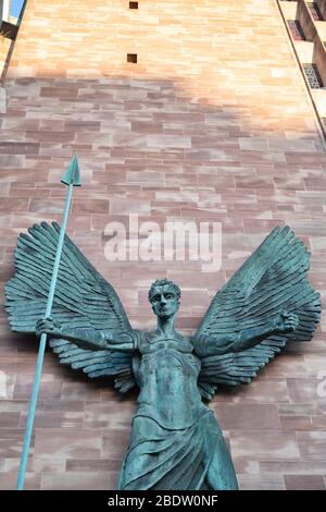 Der Sieg des hl. Michaels über die Bronzeskulptur des Teufels in der Kathedrale von Coventry. Coventry, West Midlands, England Stockfoto