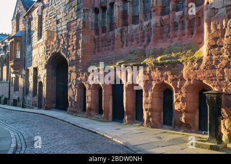 St Marys Guildhall entlang Bayley Lane kurz nach Sonnenaufgang im Frühling. Coventry, West Midlands, England Stockfoto