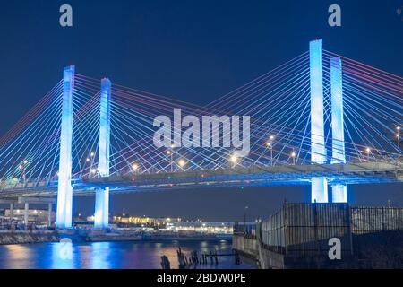 NEW YORK, NY - 09. APRIL 2020: Die Koscuiuszko-Brücke wird während der Light IT Blue-Initiative gesehen, um die Arbeiter an vorderster Front bei der Coronavirus-Pandemie zu unterstützen. Stockfoto