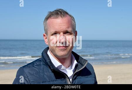 Westerland, Deutschland. April 2020. Nikolas Häckel, Bürgermeister der Gemeinde Sylt, steht auf der Promenade (zur dpa 'Es ist eine Katastrophe' - EIN Besuch auf dem abgelegenen Sylt) Quelle: Carsten Rehder/dpa/Alamy Live News Stockfoto