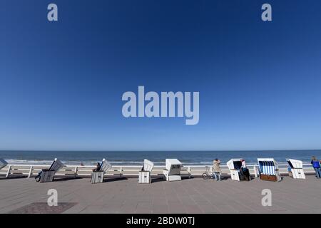 Westerland, Deutschland. April 2020. Liegestühle stehen an der fast menschenleeren Promenade (zu dpa 'IT's a Disaster' - EIN Besuch auf dem abgelegenen Sylt) Quelle: Carsten Rehder/dpa/Alamy Live News Stockfoto