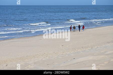 Westerland, Deutschland. April 2020. Der Nordseestrand vor Westerland ist fast menschenleer (dpa 'IT's a Disaster' - EIN Besuch auf dem abgelegenen Sylt) Quelle: Carsten Rehder/dpa/Alamy Live News Stockfoto