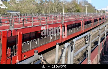 Westerland, Deutschland. April 2020. Ein leerer Autozug verlässt Westerland zum Festland (zur dpa 'IT's a Disaster' - EIN Besuch auf dem abgelegenen Sylt) Quelle: Carsten Rehder/dpa/Alamy Live News Stockfoto