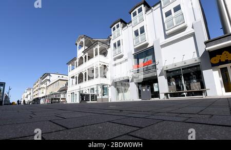 Westerland, Deutschland. April 2020. Die Einkaufsmeile in der Friedrichsstraße ist fast menschenleer (dpa 'IT's a Disaster' - EIN Besuch auf dem abgelegenen Sylt) Quelle: Carsten Rehder/dpa/Alamy Live News Stockfoto