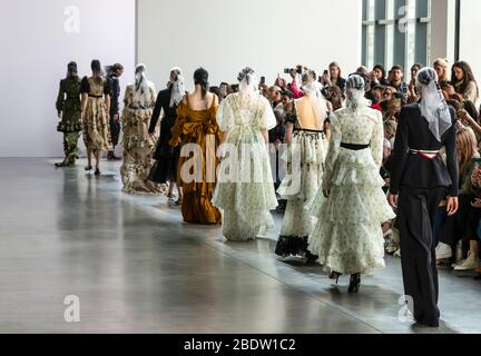 New York, New York - 09. Februar 2020: Models gehen auf der Rollbahn der Brock Herbst Winter 2020 Fashion Show Stockfoto