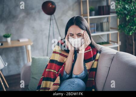 Foto von frustrierten Mädchen leiden unter schrecklichen Migräne berühren Hände Stirn haben Corona-Virus Symptom Plaid Decke decken Körper zu Hause zu tragen bleiben Stockfoto