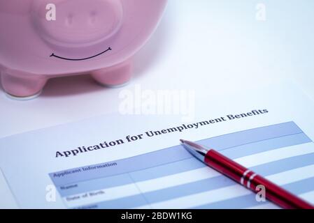 Ausfüllen eines Online-Antragsformulars für Arbeitslosenunterstützung. Stock Photo Antragsformular, Arbeitslosengeld, EINE helfende Hand, Erwachsene, Erwachsene Stockfoto