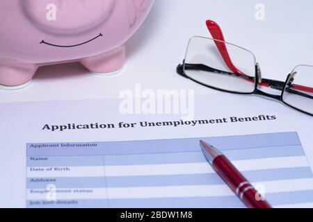 Ausfüllen eines Online-Antragsformulars für Arbeitslosenunterstützung. Stock Photo Antragsformular, Arbeitslosengeld, EINE helfende Hand, Erwachsene, Erwachsene Stockfoto