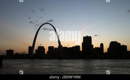 St. Louis, Usa. April 2020. Die Sonne geht auf der Stadt von St. Louis Donnerstag, 9. April 2020 unter. Foto von Bill Greenblatt/UPI Quelle: UPI/Alamy Live News Stockfoto